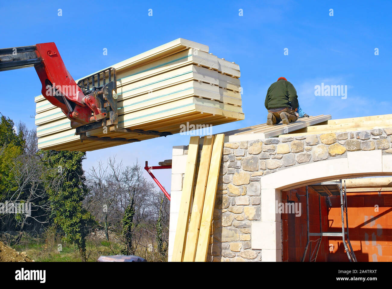 Éléments d'isolation Pose sur le toit d'une maison en construction. Banque D'Images