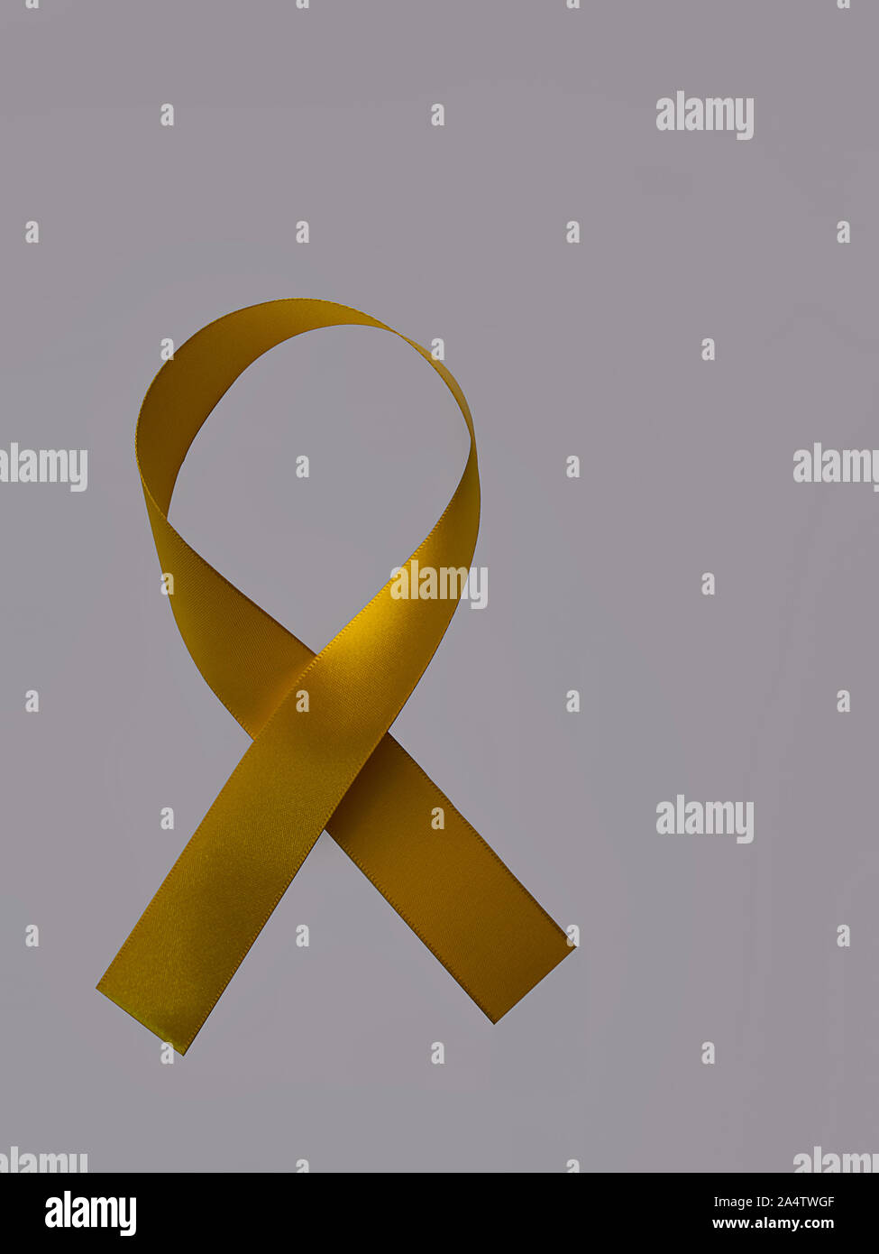 Sensibilisation jaune ruban sur fond blanc. Le cancer des os et des troupes symbole de soutien Banque D'Images