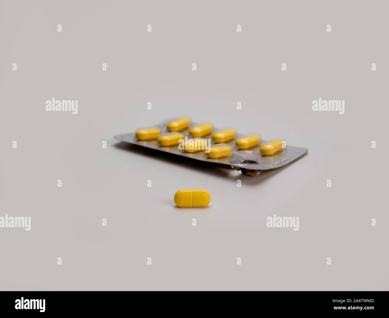 Pills , médecine pharmacie medical , sur un fond blanc. Banque D'Images