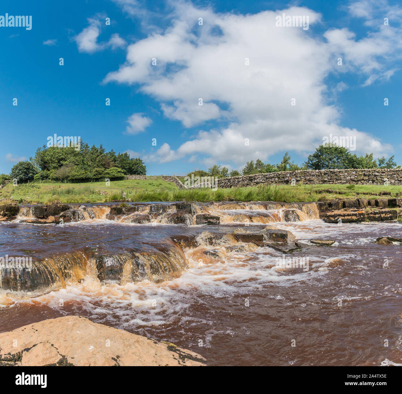 Cascade sur Sleightholme Beck, près de Bowes Teesdale, UK Banque D'Images