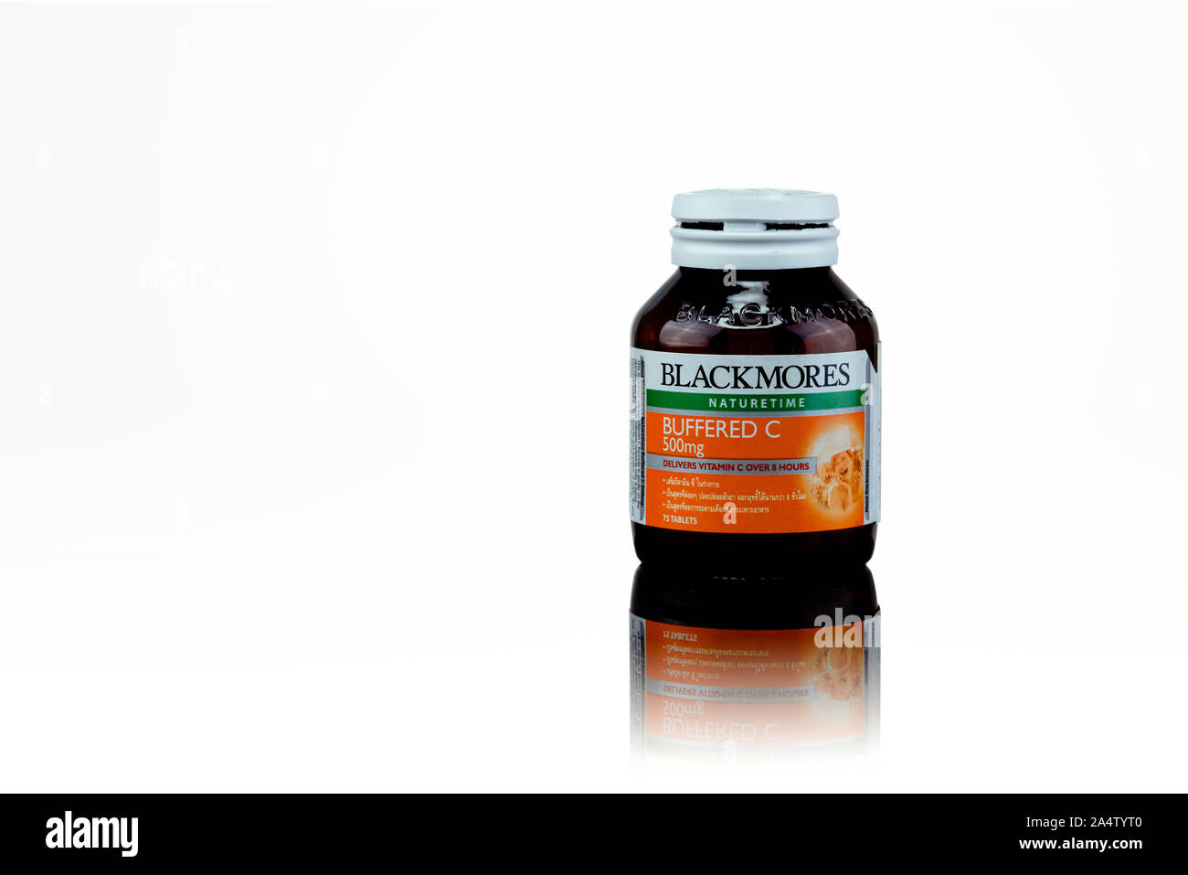 CHONBURI, THAÏLANDE-Juin 2, 2019 : tampon de Blackmores C 500 mg de vitamine C comprimés en bouteille orange isolé sur fond blanc. Fabriqué par Noirm Banque D'Images