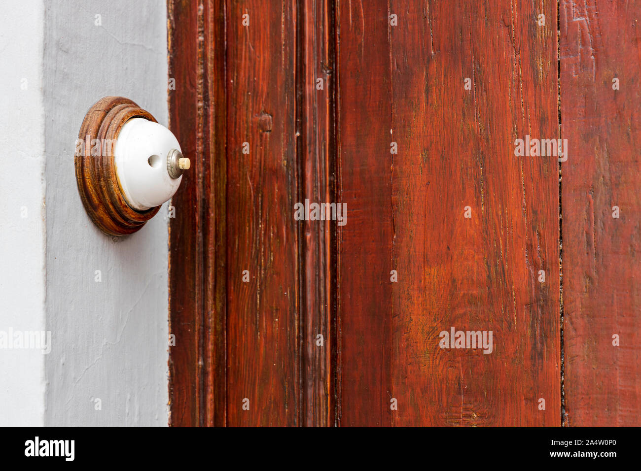 Bouton poussoir sonnette en céramique par une porte avant d'une maison à Guia de Isora, Tenerife, Canaries, Espagne Banque D'Images