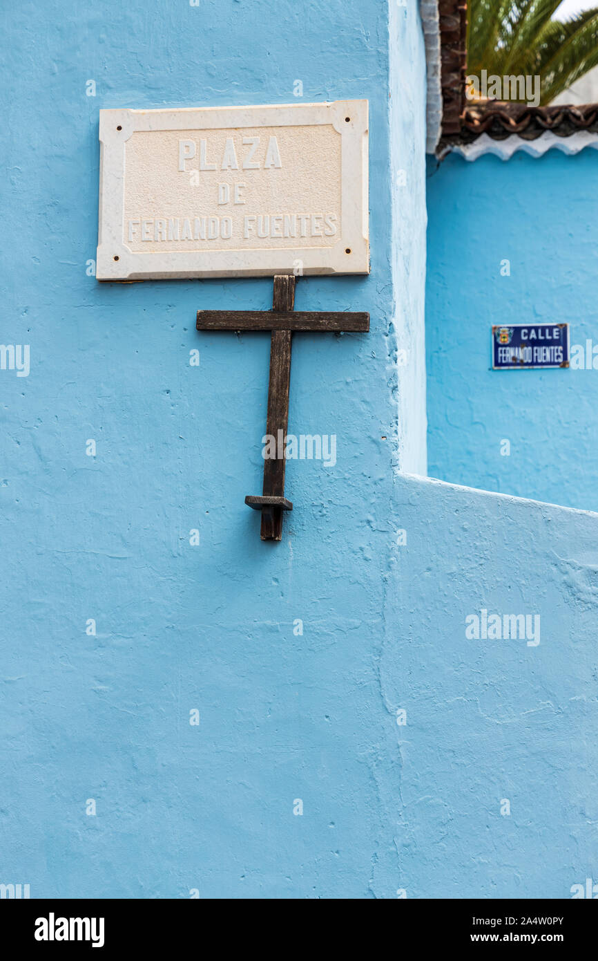 Plaque de rue et religieux crucifix sur le mur à la place de Fernando Fuentes, La Orotava, Tenerife, Canaries, Espagne Banque D'Images