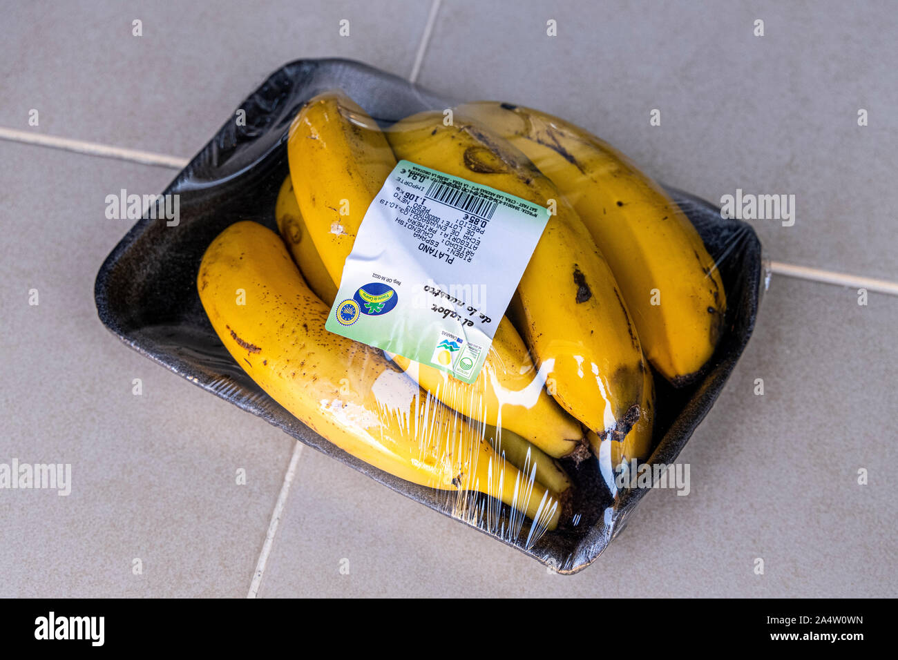 Les bananes des Canaries emballés dans le plateau en plastique et en plastique rétractable Ziploc® Banque D'Images