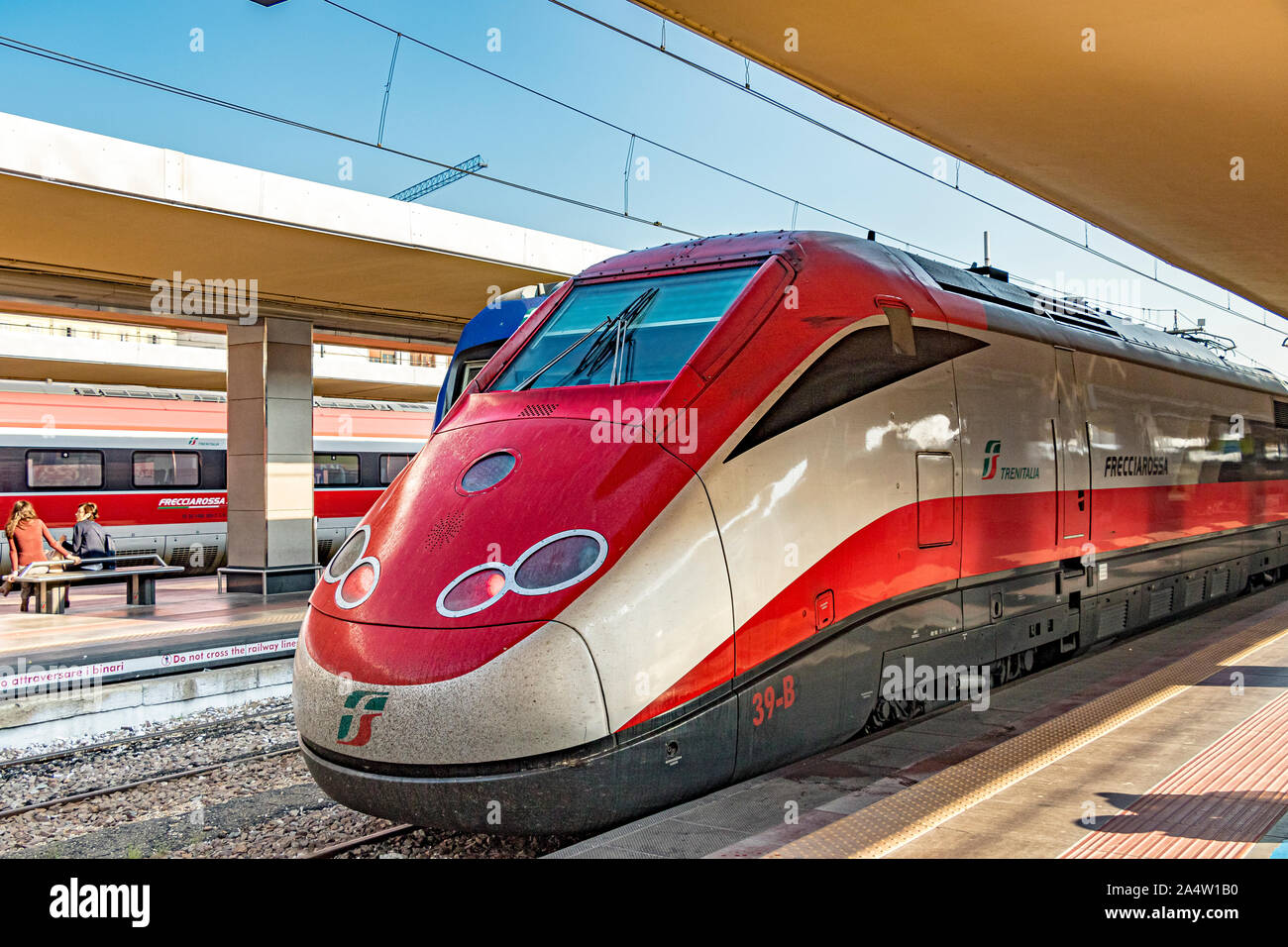 Une vitesse élevée de la classe FS 500 ETR Frecciarossa Train à la gare de Porta Nuova de Turin, Italie Banque D'Images