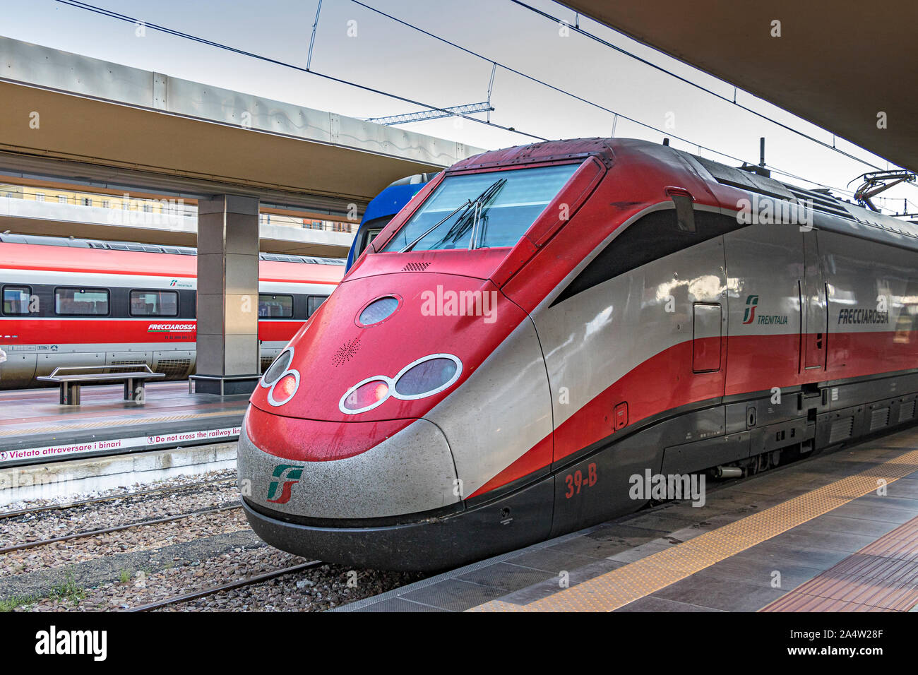 Un train rapide FS classe ETR 500 Frecciarossa à la gare de Porta Nuova, Turin, Italie Banque D'Images