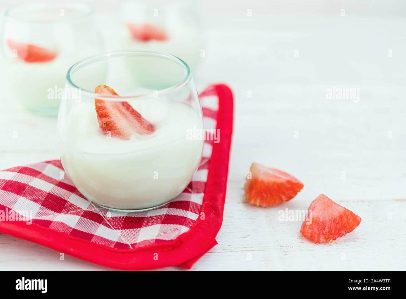 With strawberry flavour yogurt Banque de photographies et d'images