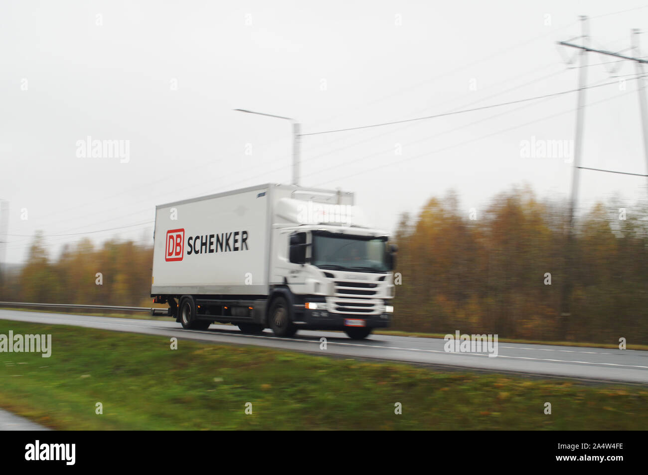 Hämeenlinna, Finlande 16 octobre 2019 DB Schenker : excès de camions de livraison le long de la route humide Banque D'Images