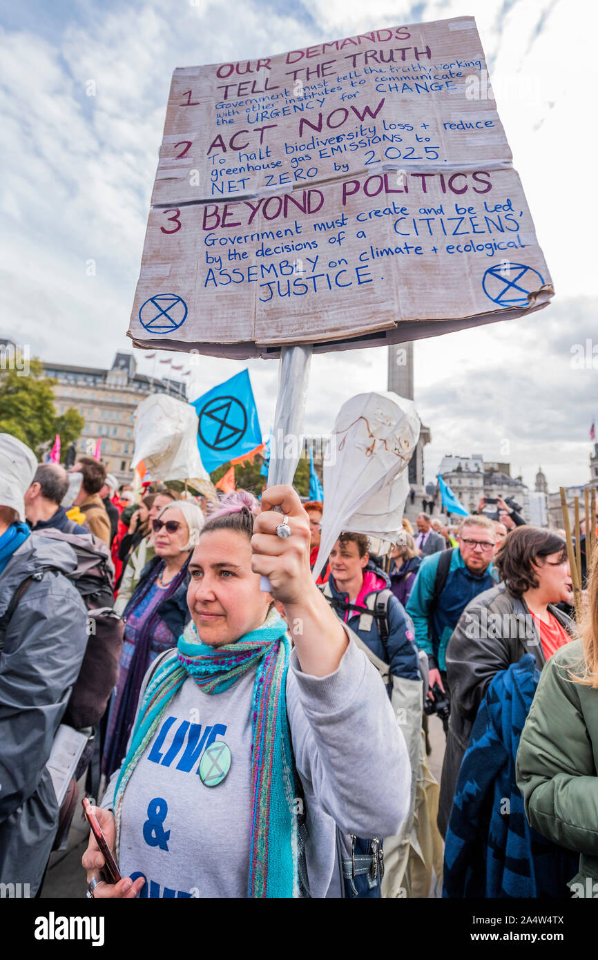 Londres, Royaume-Uni. 16 Oct 2019. Rassemblement à Trafalgar Square pour protester contre l'interdiction de la police, à plus de deux membres de l'être ensemble XR - la deuxième semaine de l'extinction qui a action Octobre Rébellion ont bloqué les routes dans le centre de Londres, mais a été en grande partie effacée. Ils sont une nouvelle fois en lumière l'urgence climatique, avec le temps presse pour sauver la planète d'une catastrophe climatique. Crédit : Guy Bell/Alamy Live News Banque D'Images