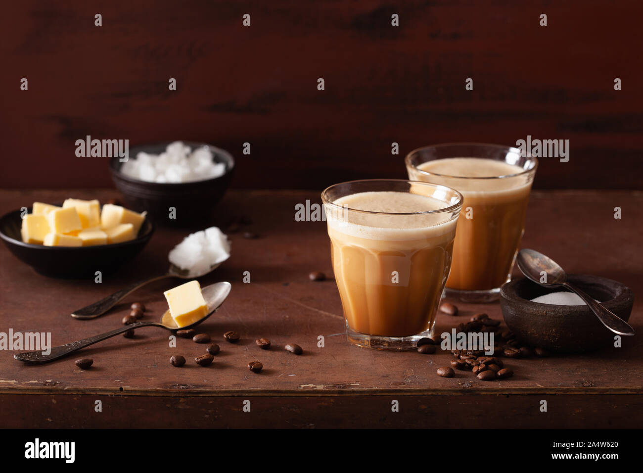 Bulletproof coffee, céto paleo mélangé avec un verre d'huile de coco et de beurre Banque D'Images