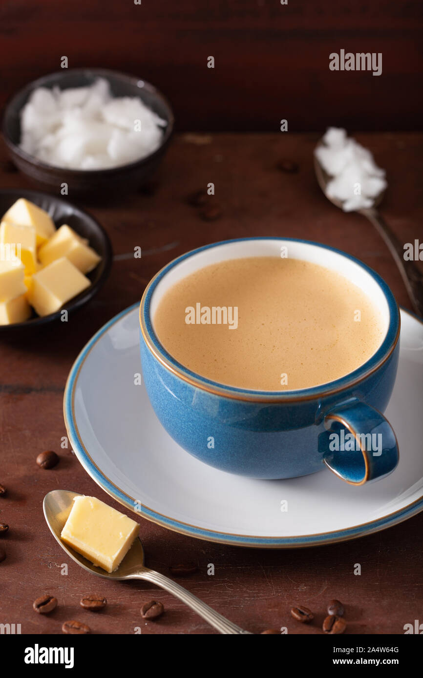 Bulletproof coffee, céto paleo mélangé avec un verre d'huile de coco et de beurre Banque D'Images