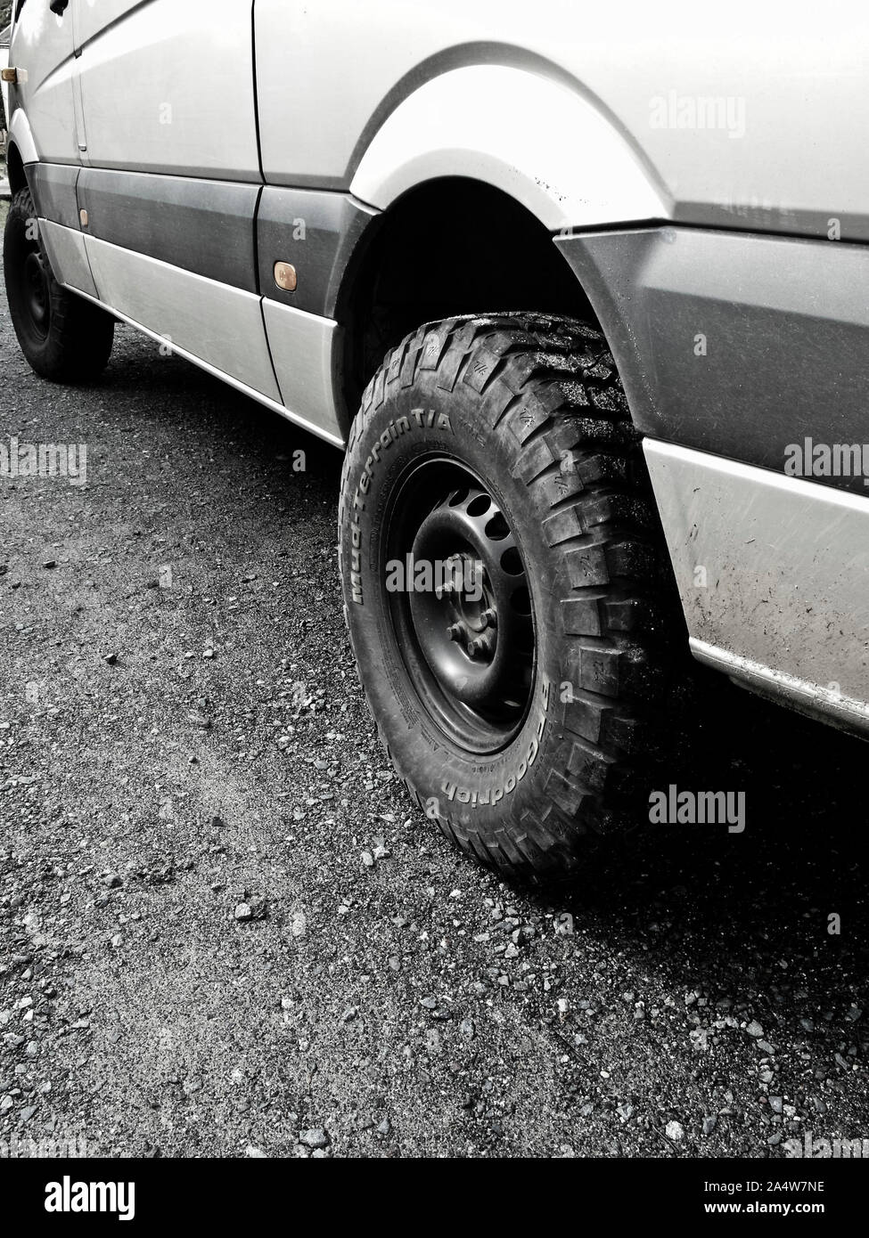 Les pneus hors route tout terrain 4RM sur quatre roues motrices van Photo  Stock - Alamy