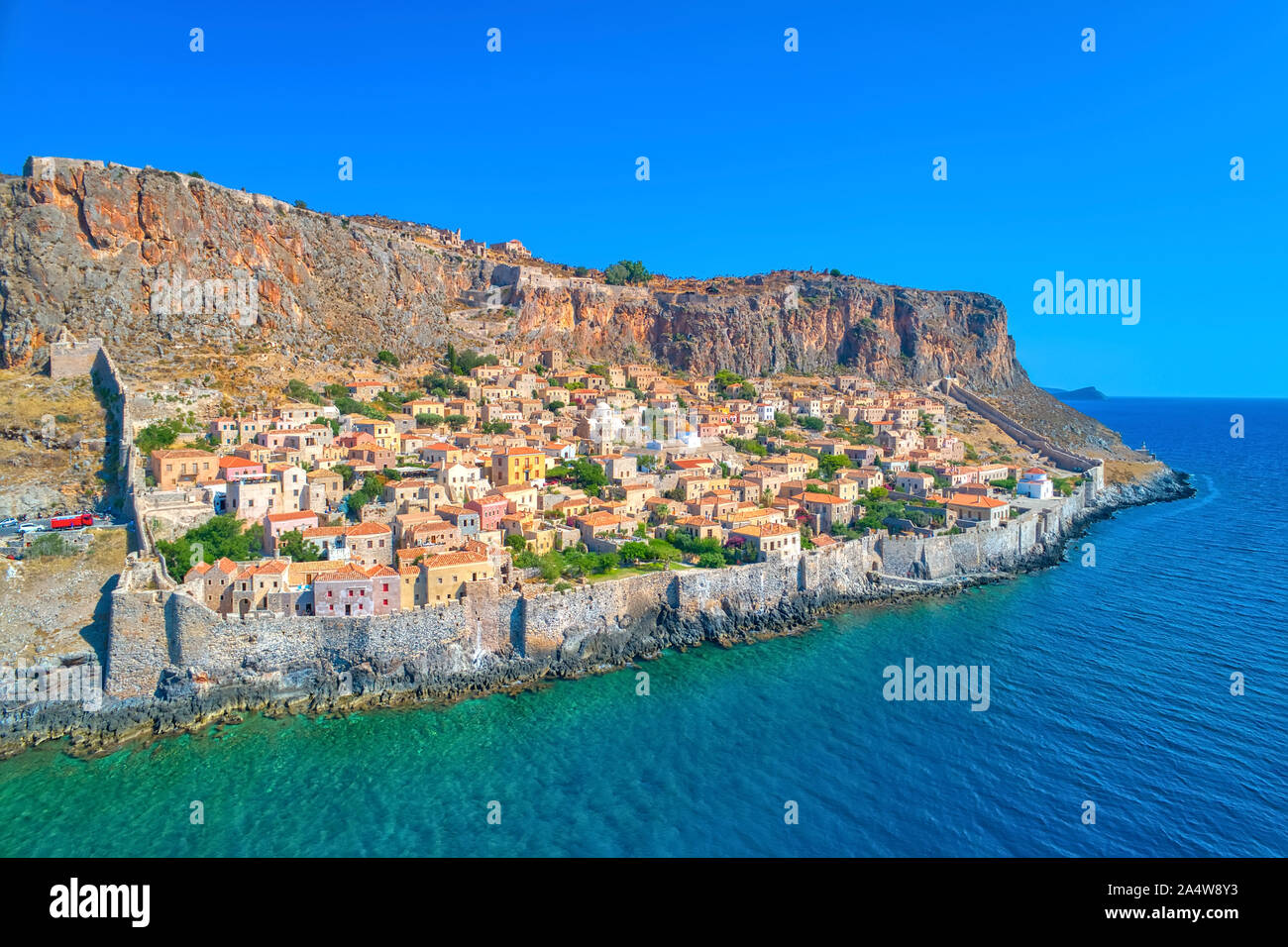 Vue aérienne de la vieille ville de Monemvasia dans Lakonia du Péloponnèse, Grèce. Monemvasia est souvent appelé 'le Gibraltar Grec'. Banque D'Images
