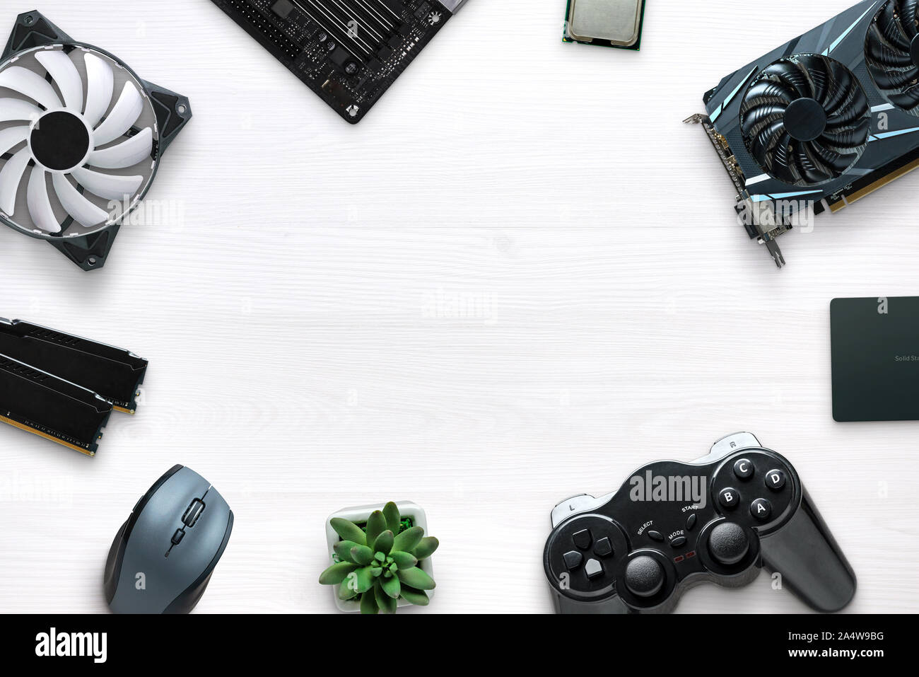 Les pièces d'ordinateur de jeu sur blanc 24 notion de composition avec copie espace au milieu. Carte graphique, mémoire, souris, SSD, carte mère, le processeur, la souris Banque D'Images