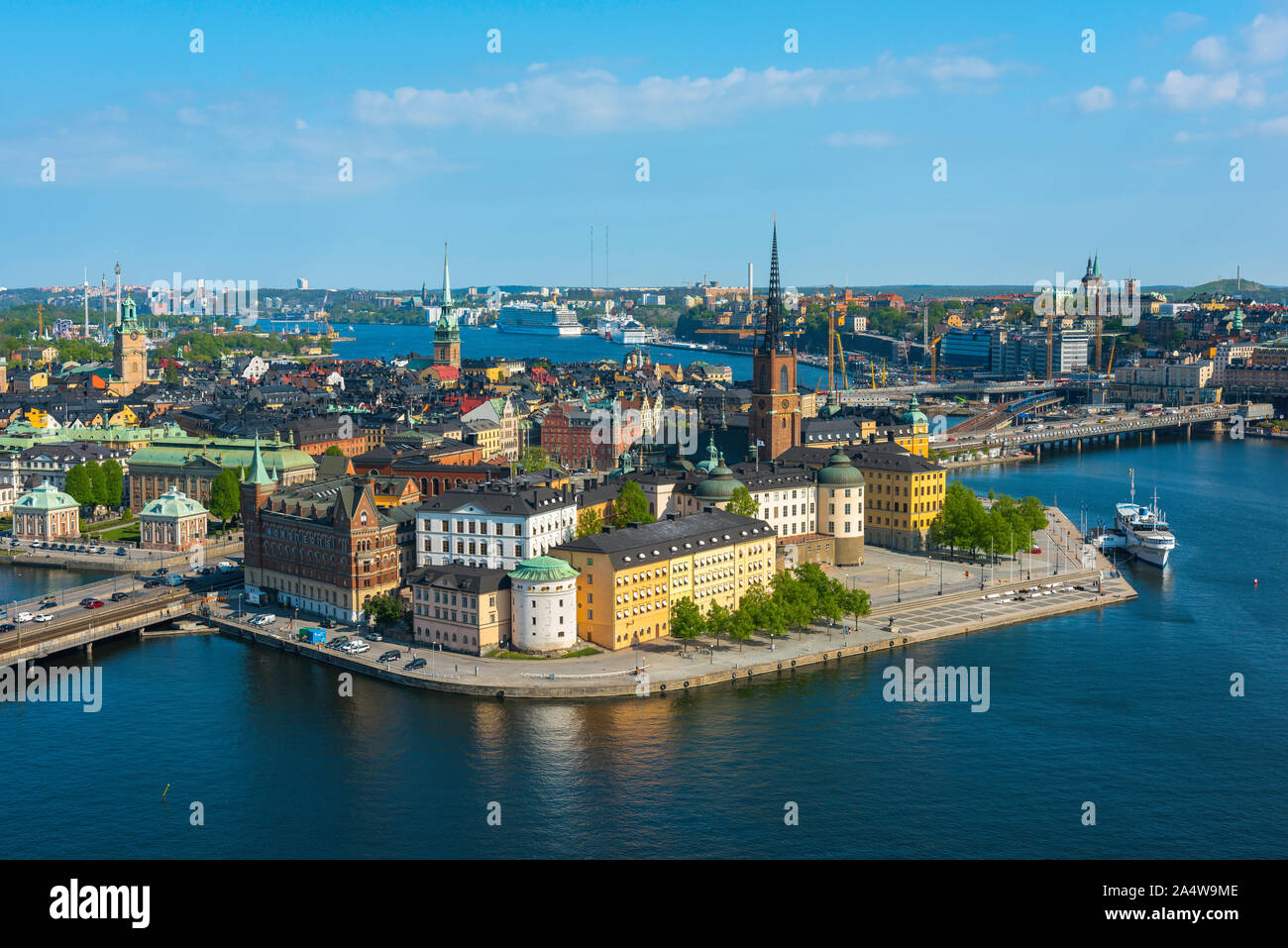 Stockholm Suède, vue aérienne en été de l'île de Riddarholmen et (au-delà) Gamla Stan - la vieille ville pittoresque, centre de Stockholm, Suède. Banque D'Images
