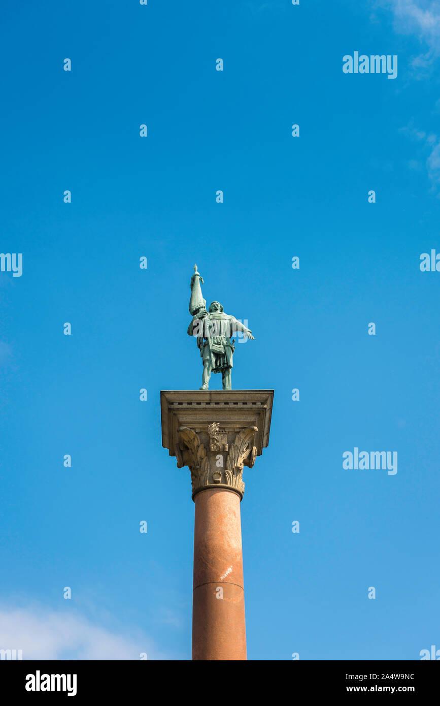 La statue d'Engelbrekt le combattant de la liberté se trouve en haut d'un 20m pilier dans le jardin dans le centre de Stockholm Stadshuset, Suède. Banque D'Images