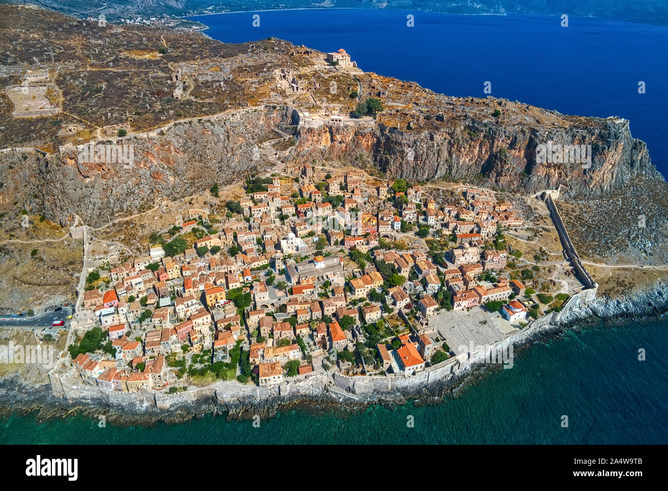 Vue aérienne de la vieille ville de Monemvasia dans Lakonia du Péloponnèse, Grèce. Monemvasia est souvent appelé 'le Gibraltar Grec'. Banque D'Images