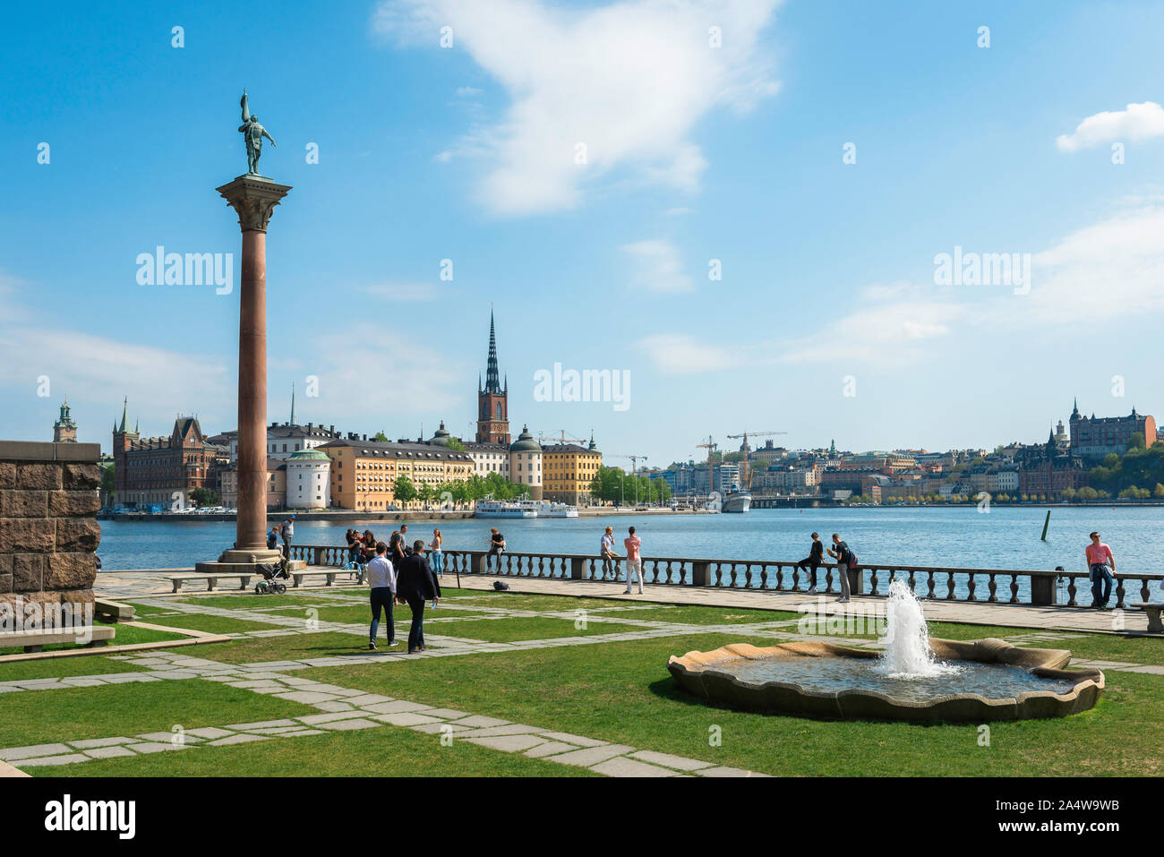 Suède tourisme d'été, vue du jardin Stadshuset à travers Riddarfjärden vers la pittoresque île Riddarholmen et la vieille ville de Gamla Stan à Stockholm. Banque D'Images
