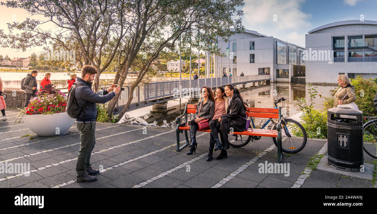 Célébration Menningarnott, Reykjavik, Islande personne prendre des photos pour un groupe d'amis, Reykjavik Islande Banque D'Images