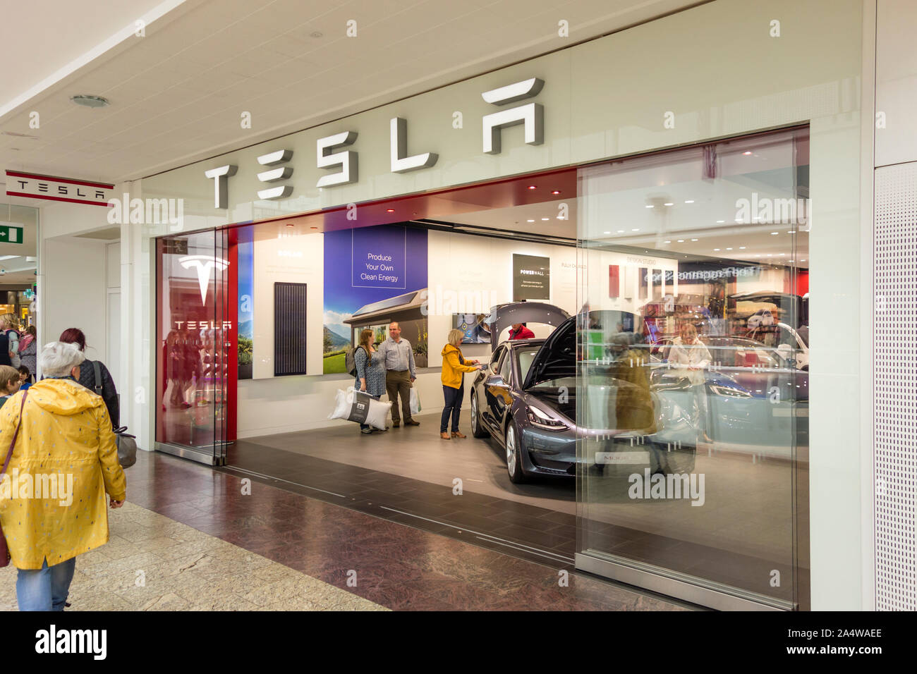 L'entreprise automobile Tesla showroom at The Mall at Cribbs Causeway, Bristol, UK Banque D'Images