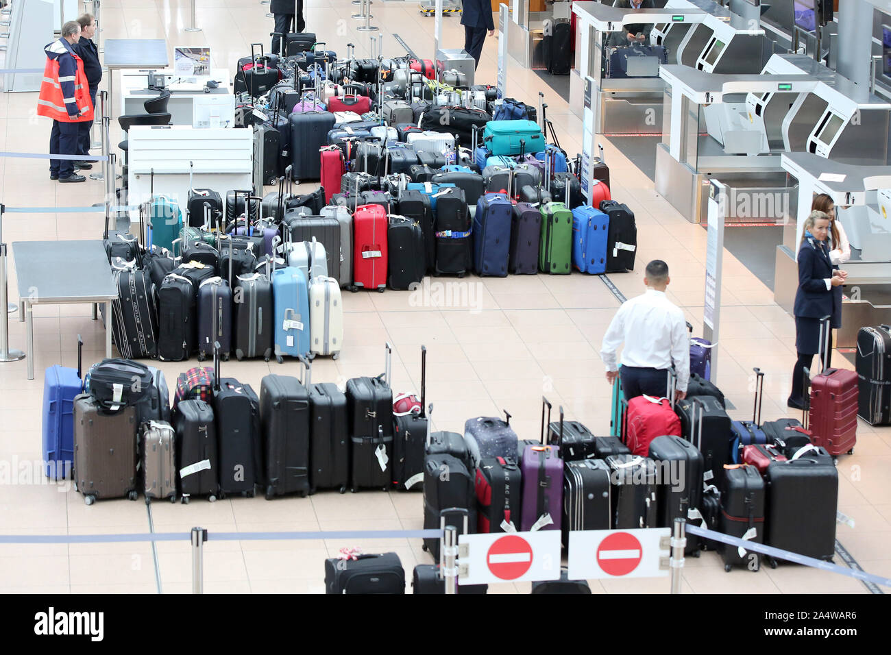 Hambourg, Allemagne. 16 Oct, 2019. De nombreuses valises sont debout à un  terminal à l'aéroport de Hambourg. Une valise perdue à l'aéroport de  Hambourg a causé des retards dans l'enregistrement des bagages.