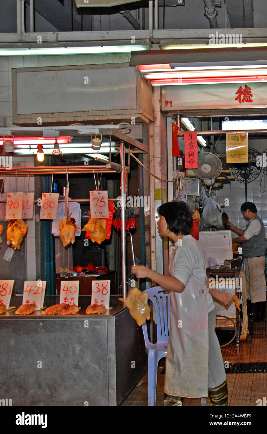 Femme travaillant dans une boucherie, l'île de Hong Kong, Chine Banque D'Images