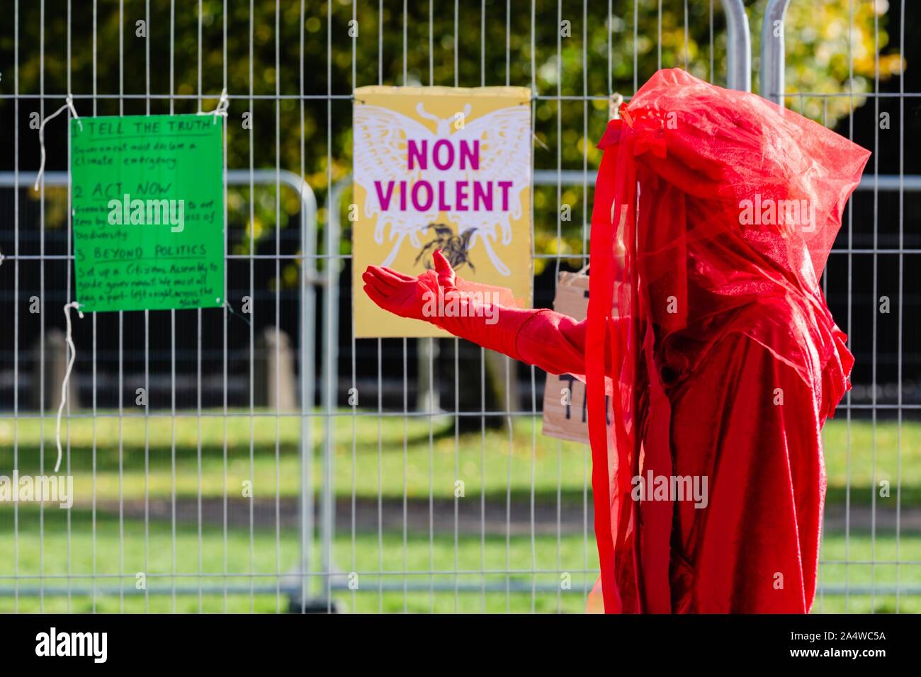 Cardiff, Wales, UK. 16 Oct 2019. Rébellion Extinction rebelles rouge Agir maintenant manifestation devant l'Hôtel de ville de Cardiff, Cardiff, Pays de Galles, Royaume-Uni Crédit : Tracey Paddison/Alamy Live News Banque D'Images
