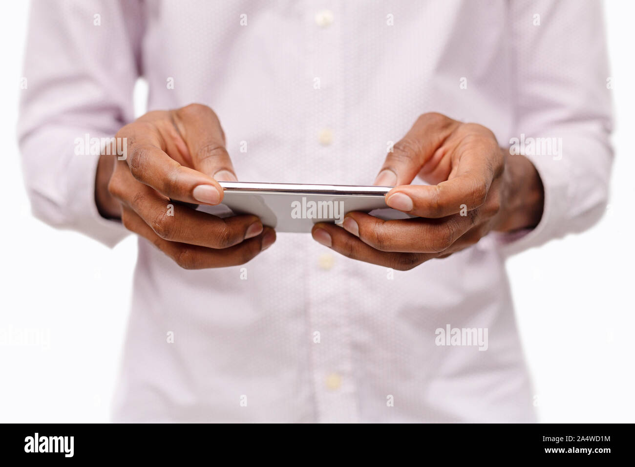 Méconnaissable man holding smartphone dans l'orientation horizontale à jouer aux jeux vidéo Banque D'Images