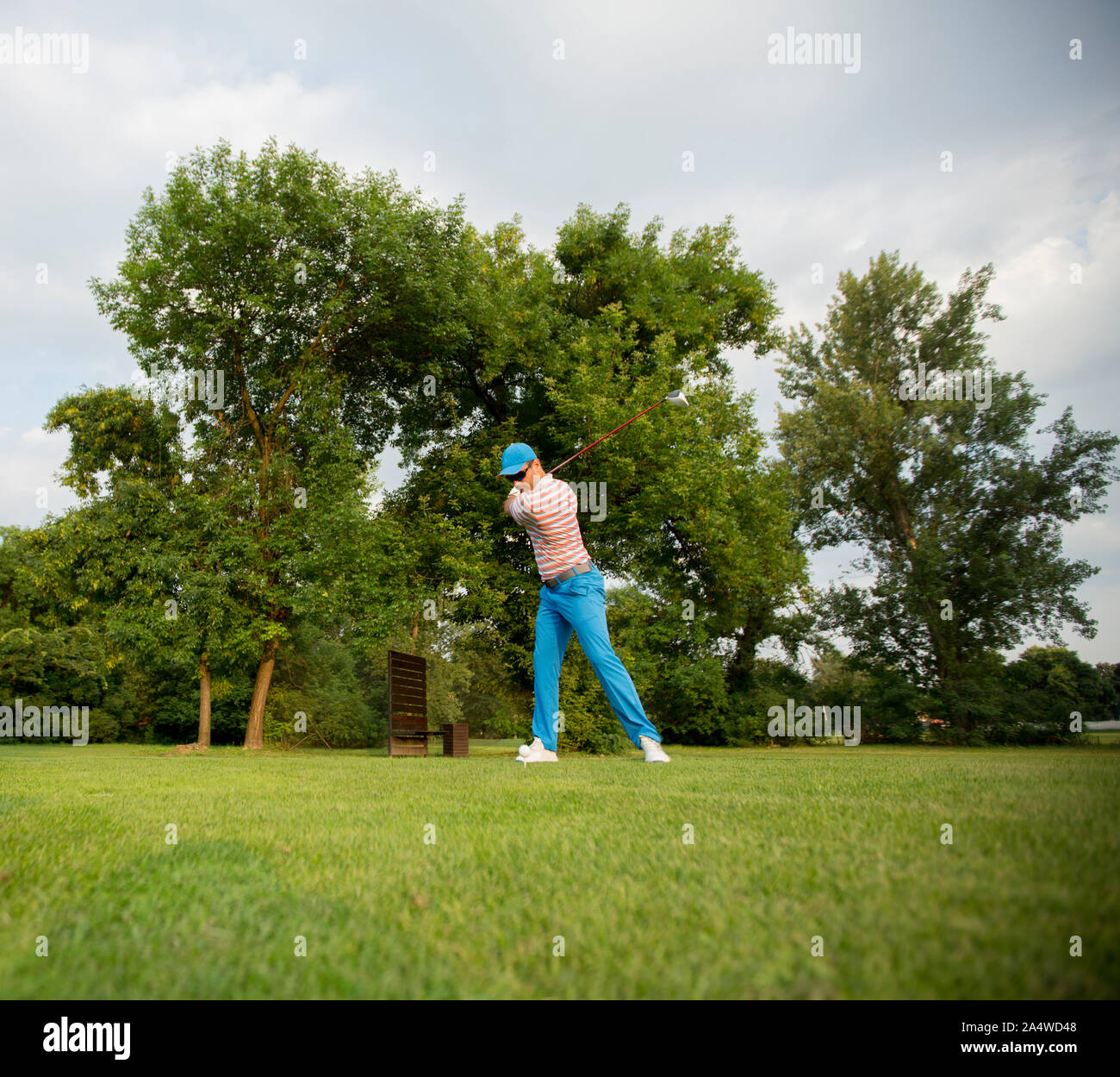 Jeune homme jouant sur le terrain de golf Banque D'Images