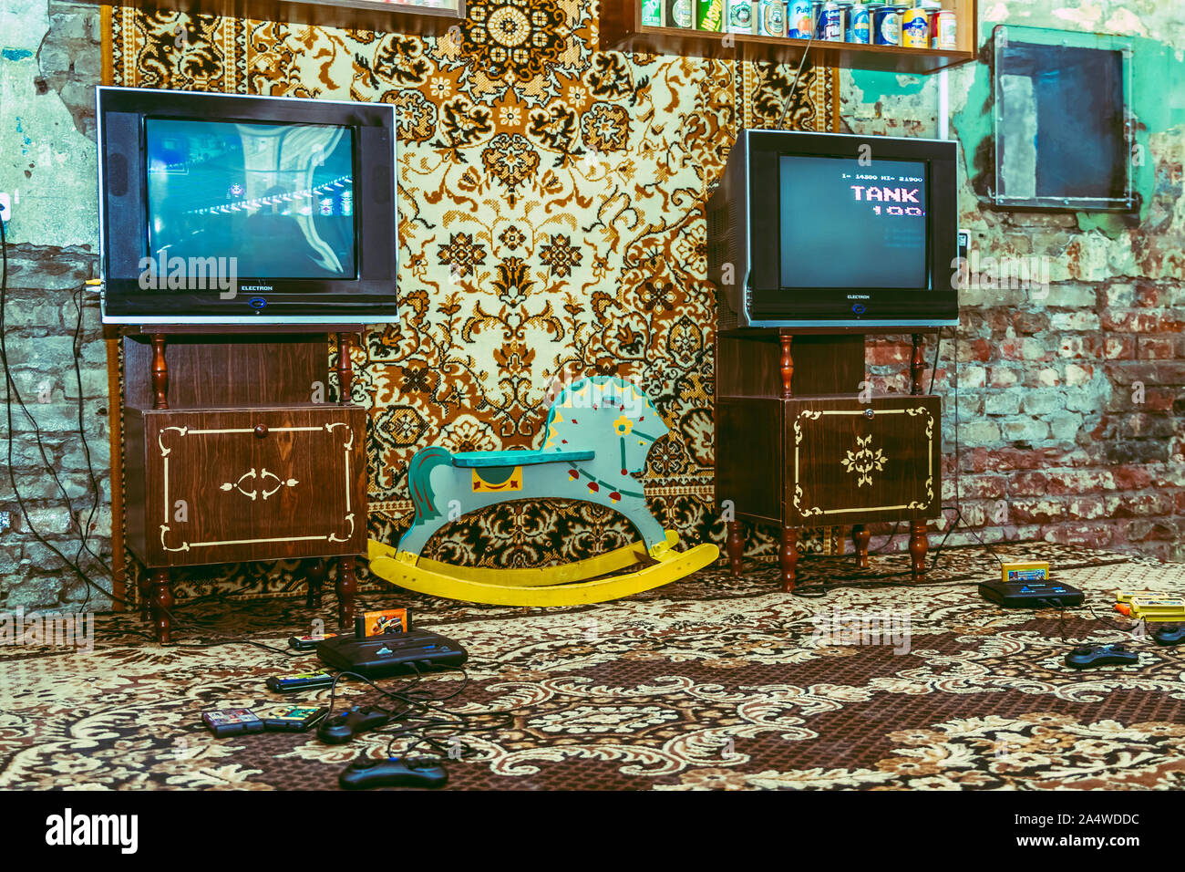 KHARKIV, UKRAINE 28 MAI 2017 : Vintage chambre, tapis à l'ancienne, rétro, télévision, console de jeux sega, 90 bouteilles de collection et caisson en bois standard. Banque D'Images