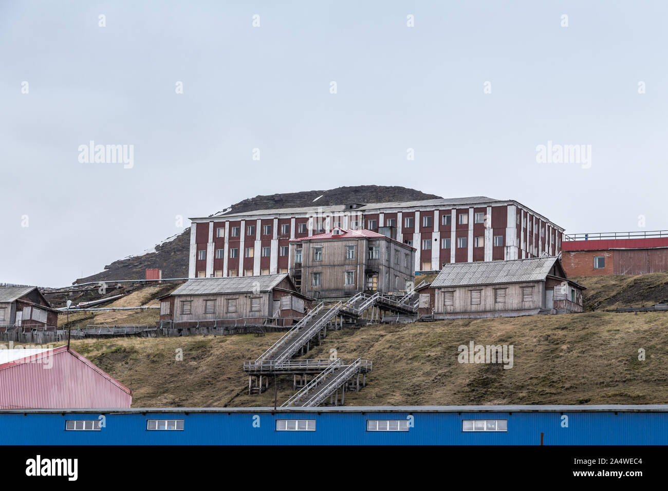 Vieux bâtiment dans l'extraction du charbon russe Barentsburg règlement à Svalbard, Spitzberg, la Norvège dans l'Arctique Banque D'Images