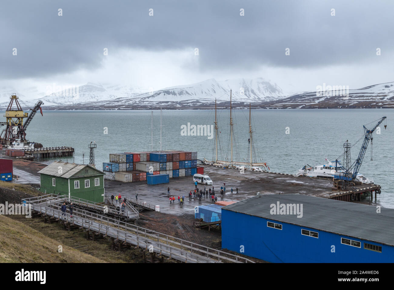 Les touristes à l'atterrissage à l'Harbour dans les mines de charbon russe Barentsburg règlement à Svalbard, Spitzberg, la Norvège dans l'Arctique Banque D'Images