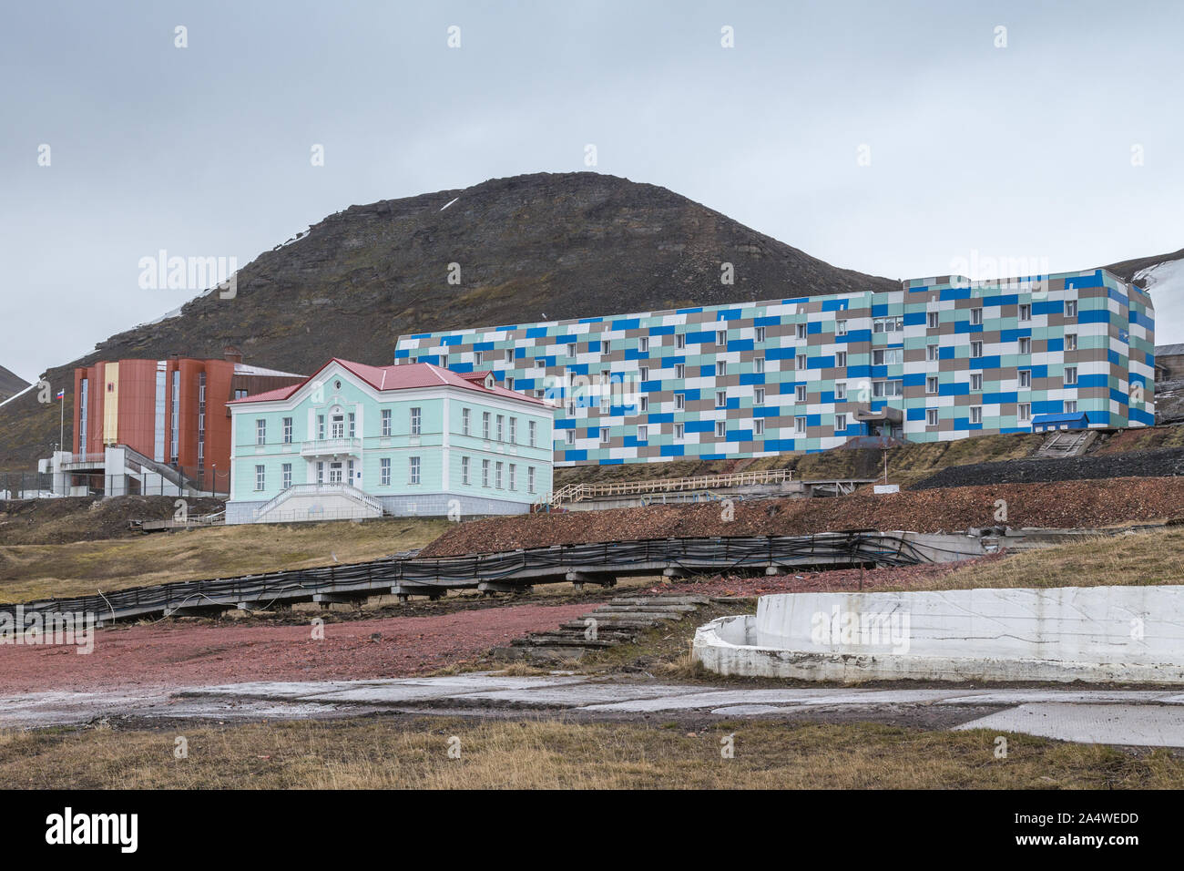 Les bâtiments colorés dans les mines de charbon russe Barentsburg règlement à Svalbard, Spitzberg, la Norvège dans l'Arctique Banque D'Images