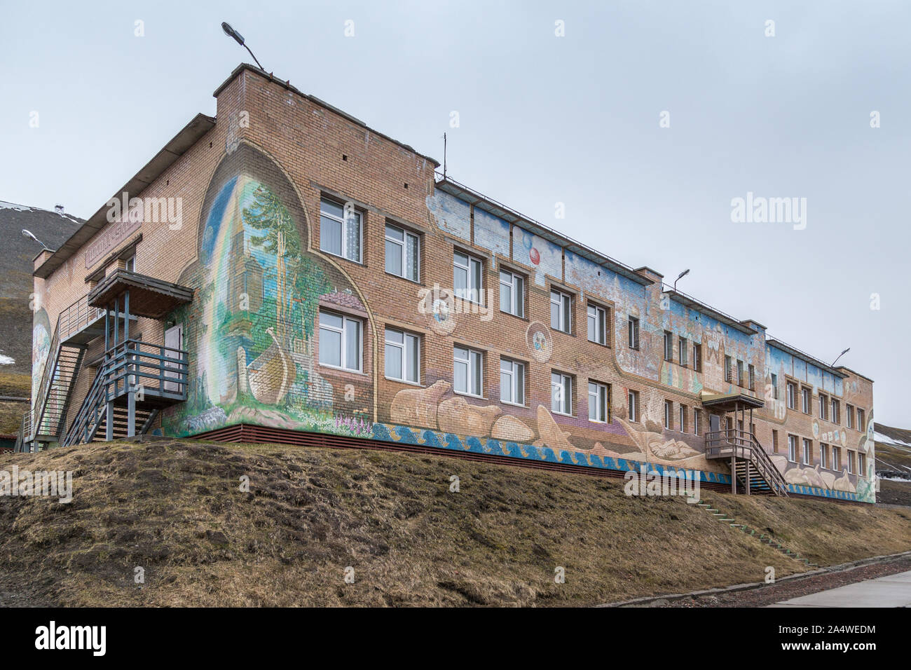 Le bâtiment de l'école à la décoration colorée dans la Fédération de l'extraction du charbon au Svalbard Barentsburg règlement, Spitzberg, la Norvège dans l'Arctique Banque D'Images