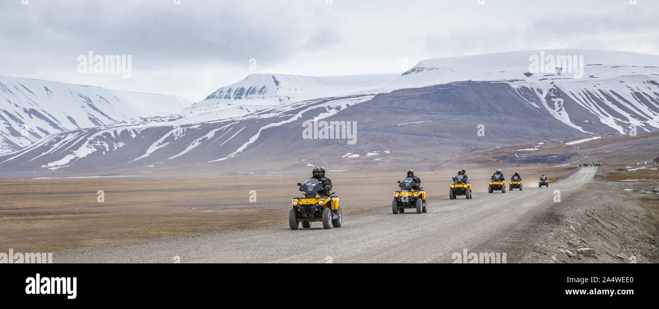 Quad ATV de conduire les touristes sur Visite guidée de Longyearbyen Svalbard, dans l'Arctique Banque D'Images
