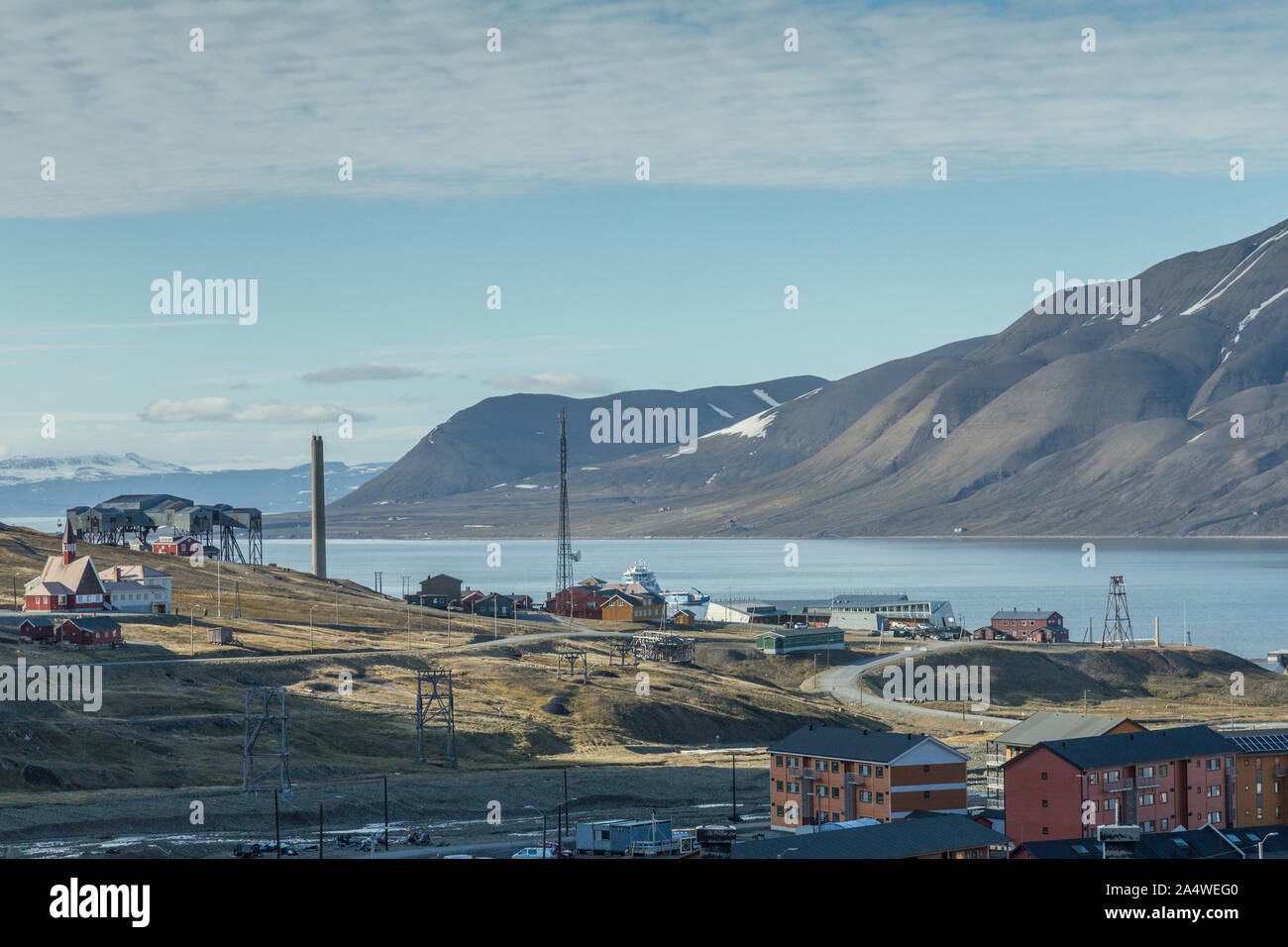 En été, Longyearbyen Svalbard, Spitzberg dans l'Arctique montrant le port, les travaux de la mine et l'église Banque D'Images