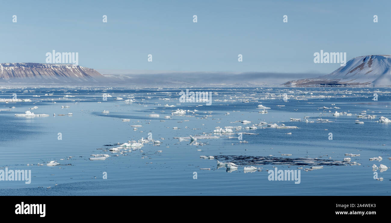 Dans Palanderbukta entre à la glace, Terre,Gustav Adolf Nordaustlandet, la deuxième plus grande île de l'archipel de Svalbard, Norvège dans l'Arctique Banque D'Images