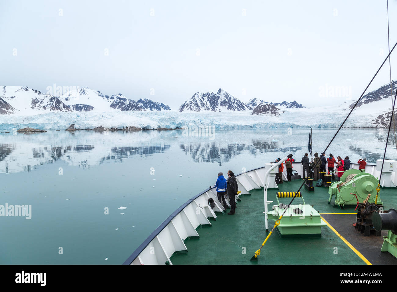 Sur un navire Toursits visualisation du Glacier (Smeerenburgbreen Smeerenburg) dans le Smeerenburgfjord, Svalbard, dans l'Arctique Banque D'Images