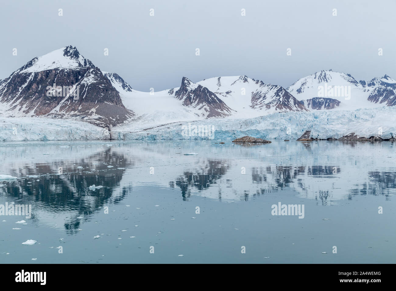 Smeerenburg Glacier (Smeerenburgbreen) dans le Smeerenburgfjord, Svalbard, dans l'Arctique Banque D'Images