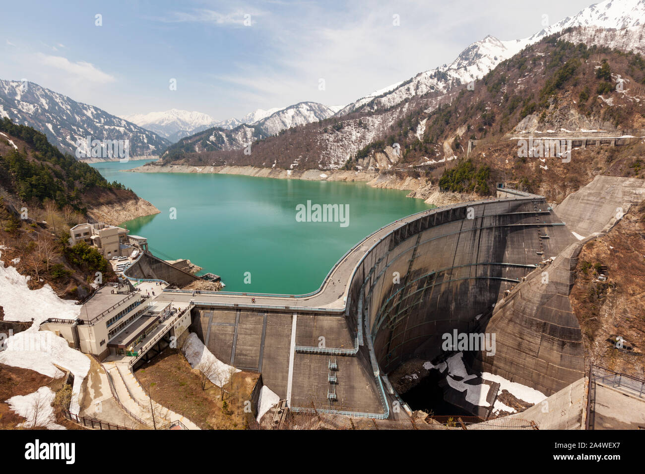 Large vue sur barrage Kurobe et réservoir à Toyama, Japon Banque D'Images