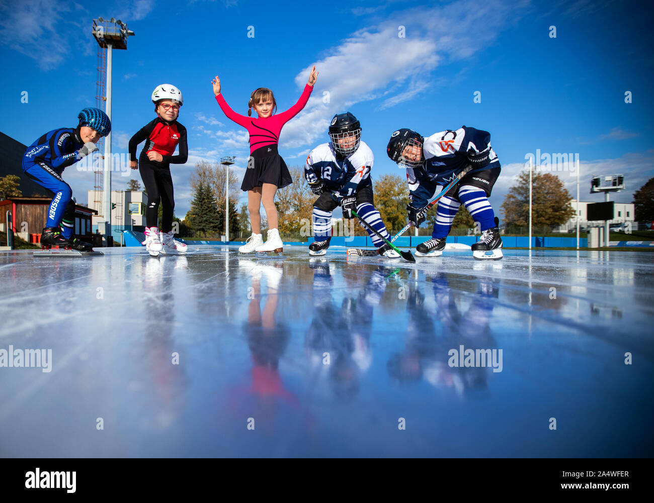 Dresde, Allemagne. 16 Oct, 2019. Les cinq ans, la patineuse artistique Alexandra, l'ice hockey players Emil (2e à partir de la droite) et Oskar (r), ainsi que le court-tracker Tadeuz (l) et Theresa, un patineur de vitesse seront debout sur la patinoire de vitesse dans la EnergieVerbund Arena à une conférence de presse au début de la saison. Pour la saison 2019/2020 le patin à glace, un programme de formation varié et de la concurrence ainsi que de nombreux événements pour les athlètes seront organisés sur les 4 000 mètres carrés, piscine ovale. Credit : Jens Büttner/dpa-Zentralbild/ZB/dpa/Alamy Live News Banque D'Images