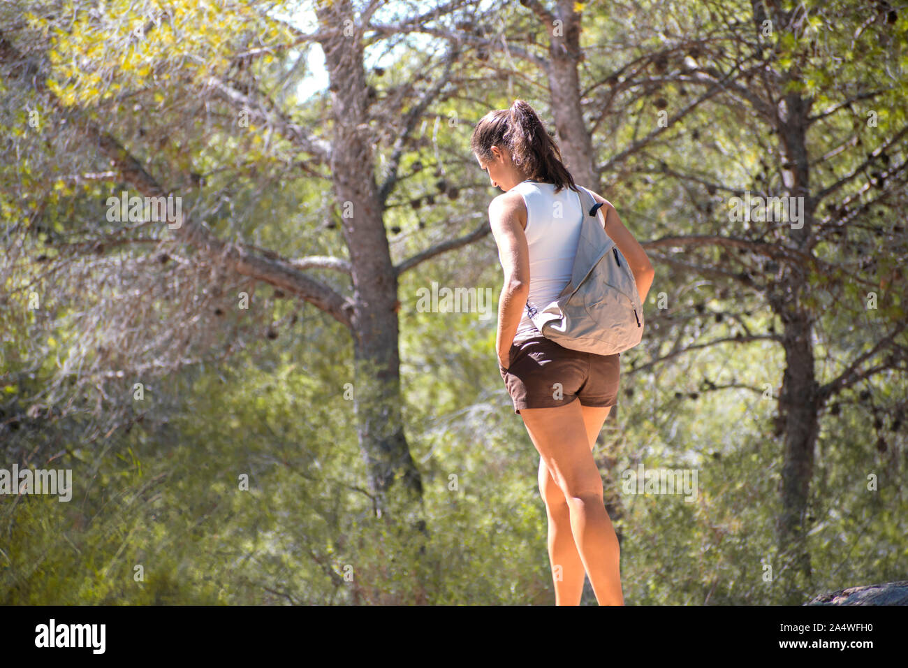 Belle femme, fille de race blanche à l'extérieur dans la marche de la nature, flâner, errer dans la campagne, des forêts ou des bois, l'Espagne, de saines habitudes d'hiver 2019 Banque D'Images