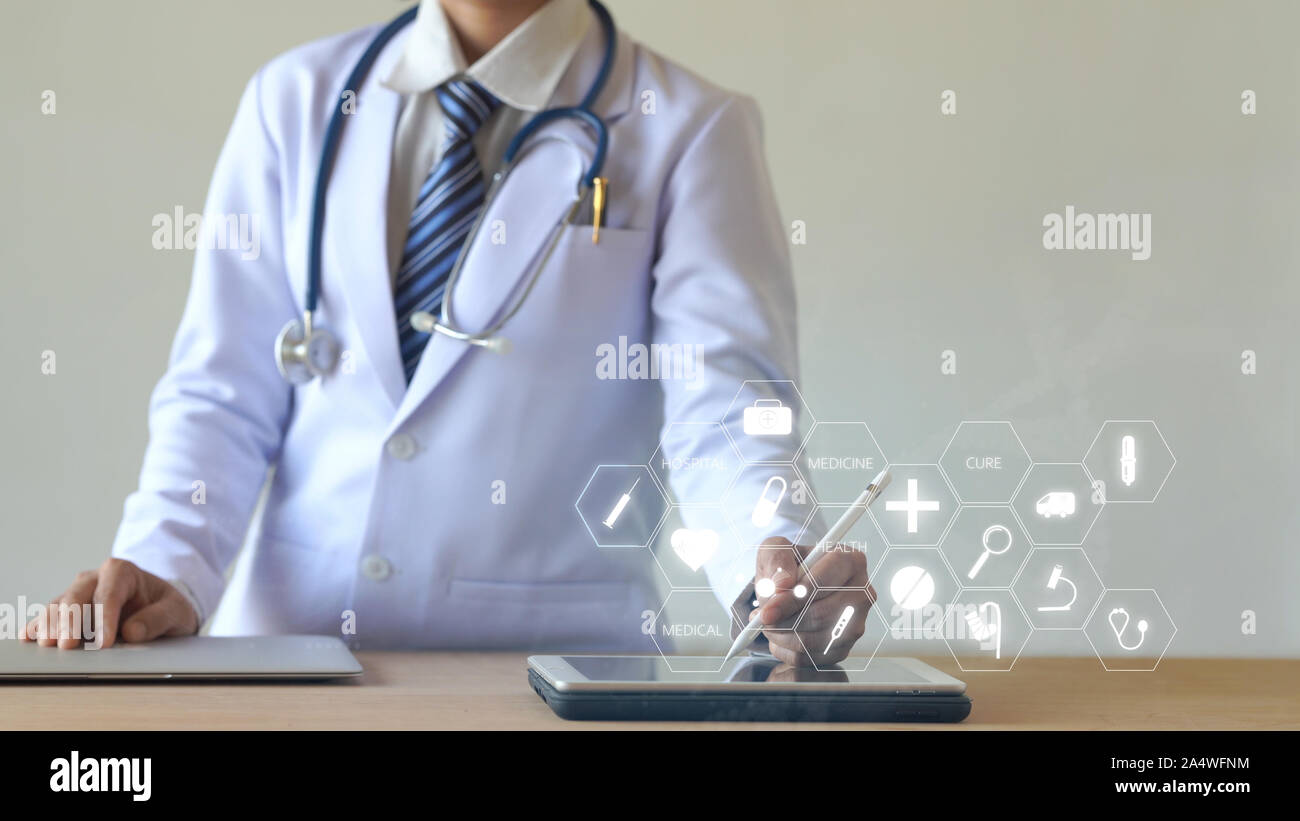 Femme médecin holding digital crayon et toucher sur l'écran avec l'icône smart device médical Banque D'Images
