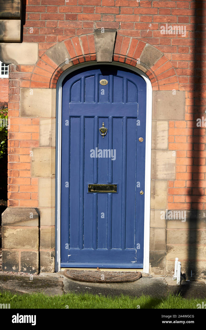 Porte en bois original peint bleu Port Sunlight England UK Banque D'Images
