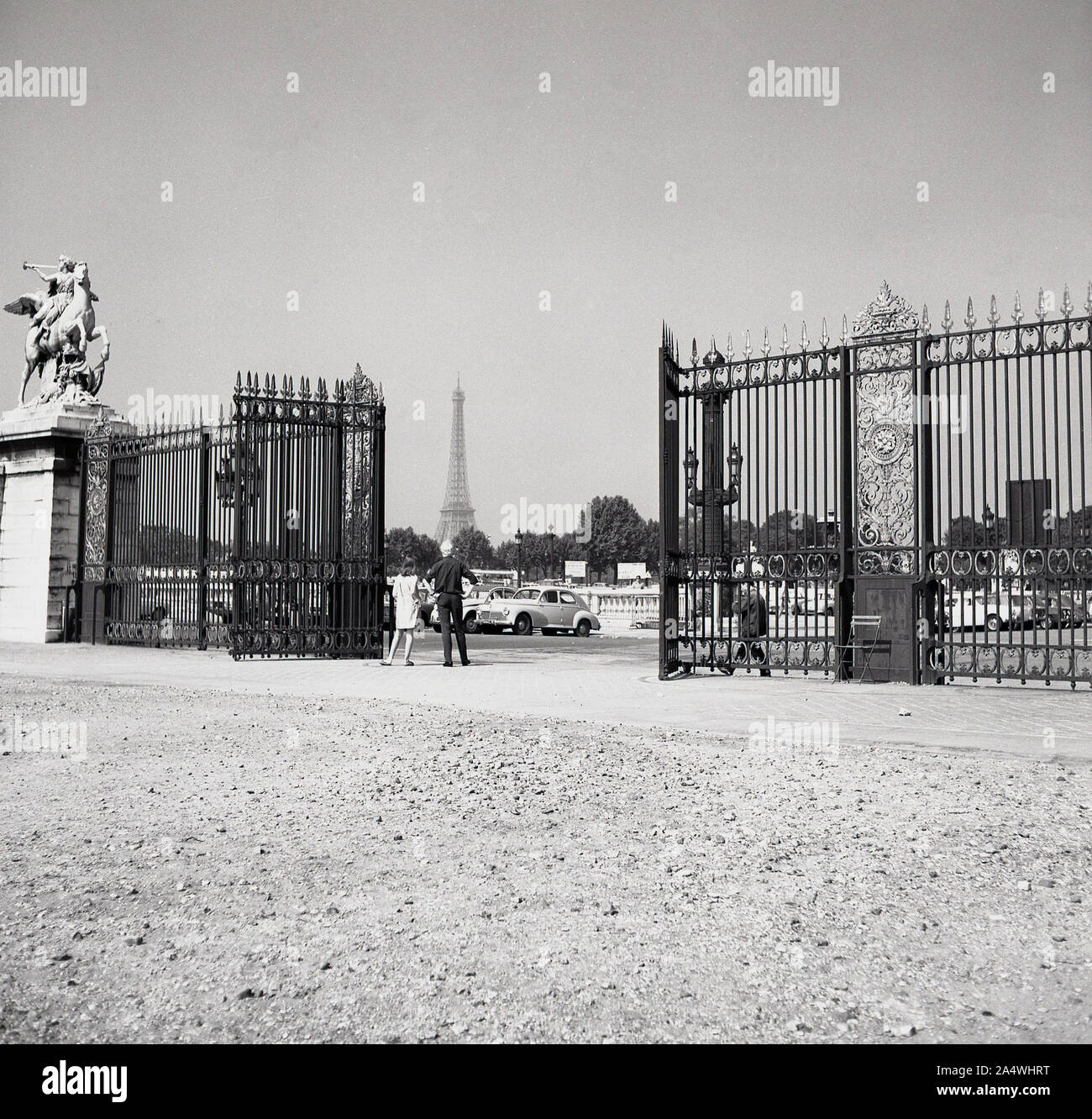 Années 1950, historique, Paris, France et une vue de loin de la Tour Eiffel à travers les portes ornées du jardin due Tuileries. Banque D'Images