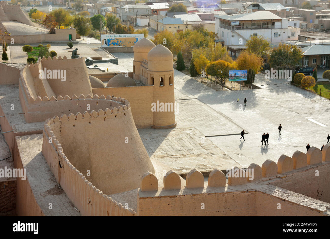 Les murs de brique de boue de l'Itchan Kala (vieille ville) et de l'Ota Darvoza, la porte ouest de la vieille ville de Khiva. Site du patrimoine mondial de l'UNESCO, Uzbeki Banque D'Images