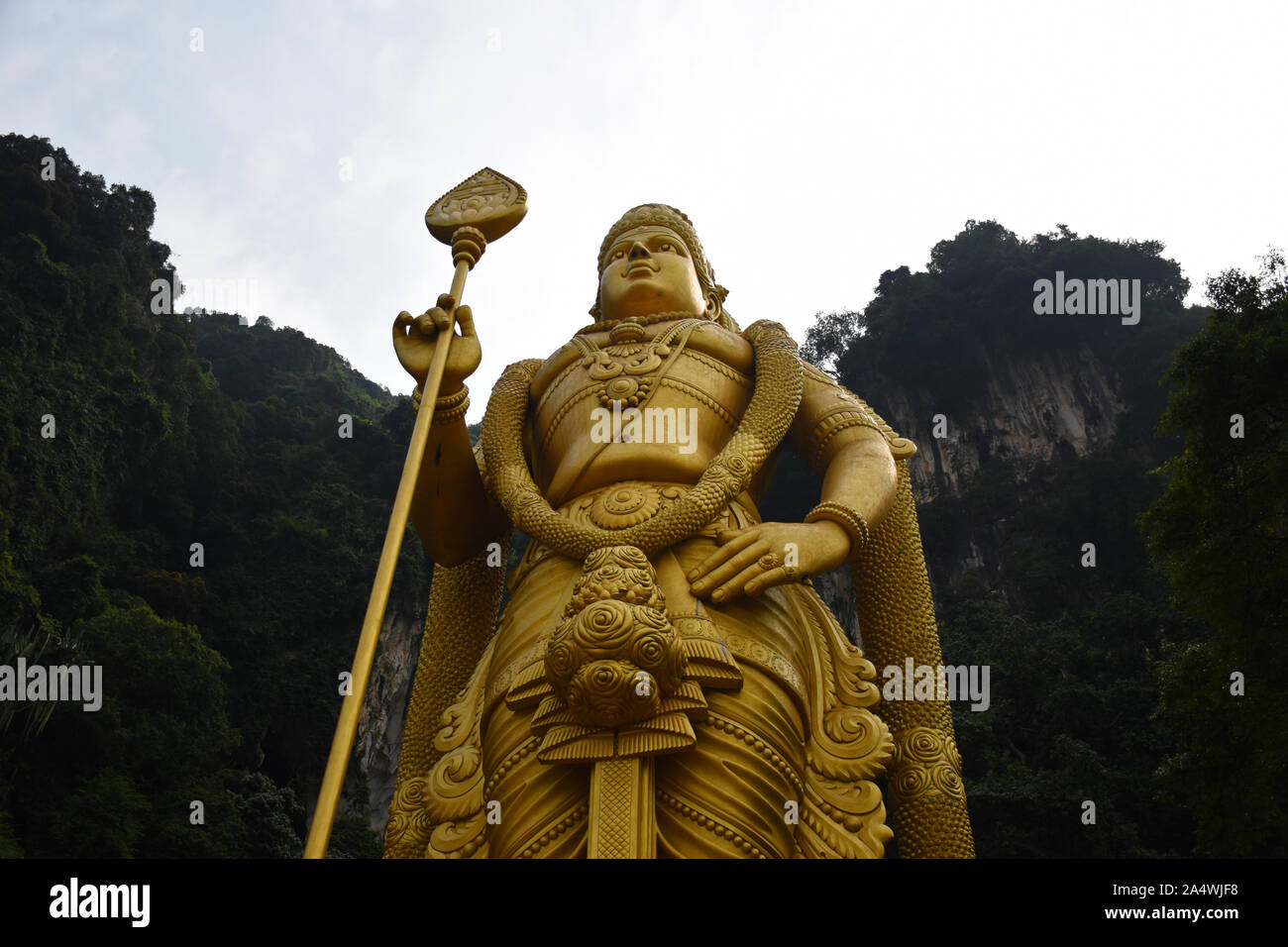 , Selangor, Malaisie Gombak 08.14.2019 : partie du haut du corps du géant et golden étonnamment détaillé avec la célèbre statue de Murugan colline calcaire de Bat Banque D'Images