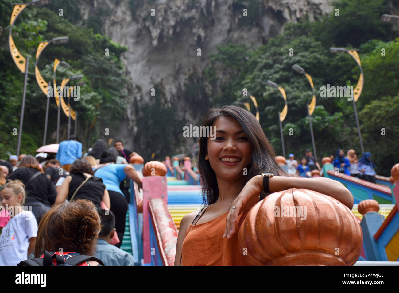 , Selangor, Malaisie Gombak 08.14.2019 : belle fille brune sourit thaïlandais sur le milieu de la 272-Pas escalier sur le chemin jusqu'à Batu Caves Banque D'Images