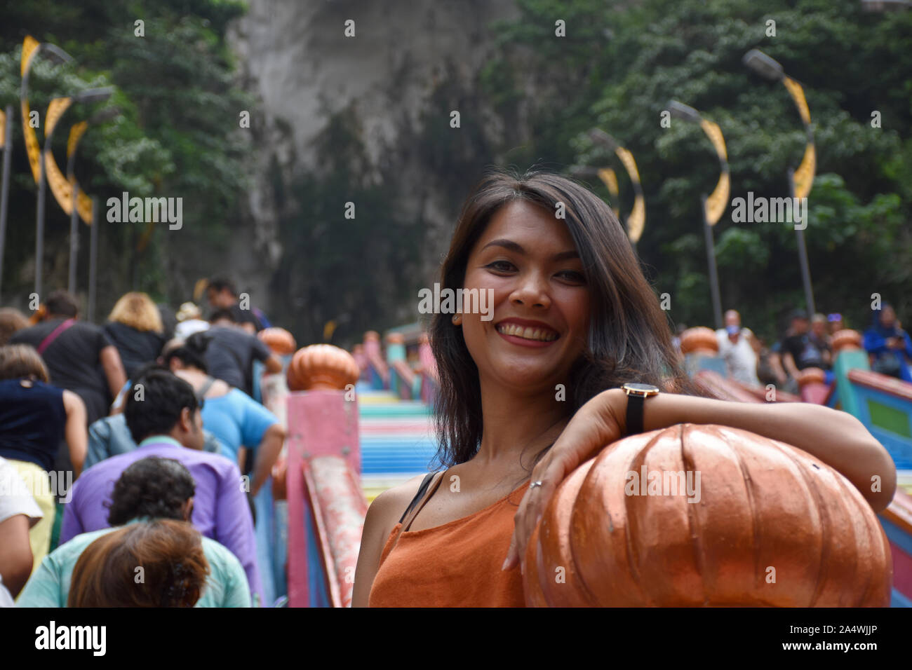 , Selangor, Malaisie Gombak 08.14.2019 : belle fille brune sourit thaïlandais sur le milieu de la 272-Pas escalier sur le chemin jusqu'à Batu Caves Banque D'Images