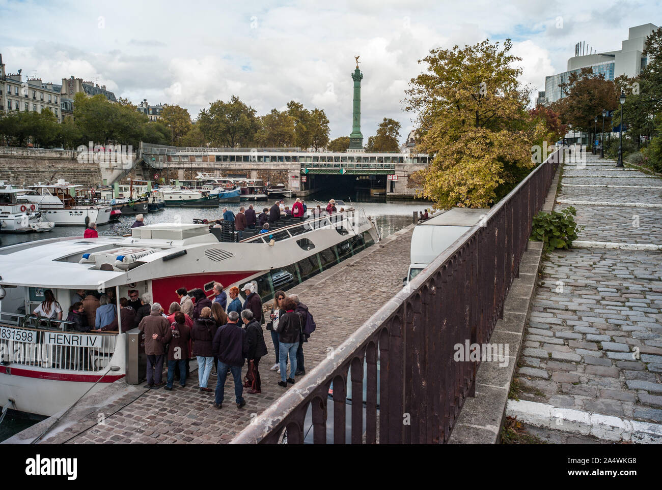 PARIS, FRANCE - 3 octobre, 2019 : les touristes de monter dans un bateau d'excursion sur le bassin de l'Arsenal, près de la Place de la Bastille, dans le centre de Paris Banque D'Images